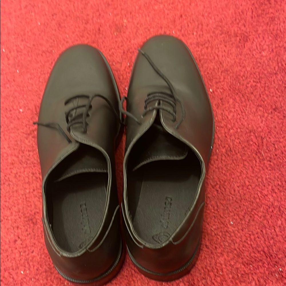 Brand new dress shoes color black but runs  small perfect for siz 10￼